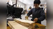 ナフサ不安で経木に注目 普代村で製造・販売 伝統の包装材