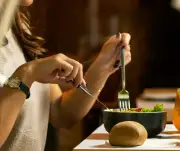 三角食べは腎臓に不向き? 血糖値急上昇を防ぐベジファーストとミートファースト