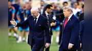 トランプ大統領に大ブーイング、W杯決勝でスペイン優勝 インファンティノ会長とトロフィー授与