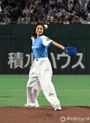 上戸彩、ドリームマッチ始球式で豪快ワインドアップ 原辰徳＆高橋由伸が空振り