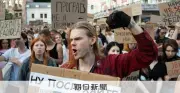 ウクライナ国防相解任に抗議デモ拡大、ロシア攻勢中に国民失望
