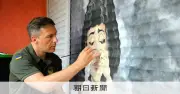 現役ウクライナ兵がキーウに描いた「きのこ雲」と少女の壁画、再び戦場へ