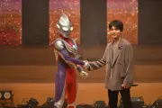 長野博『ウルトラマンティガ』30周年イベントで大歓声、吉本多香美が涙の再会