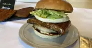 「うな牛」をバンズにしたハンバーガーが好評、ゼッテリアが「土用の丑の日」に期間限定販売