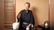 裏千家16代家元・千宗室さん、エッセー集「京都の路地 まわり道」上下巻を刊行