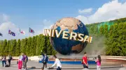 USJ入り口の地球儀が逆回転する理由「沼るファン」を生む仕掛け
