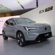 ボルボ、フラッグシップEV「EX90」発売 3列シートSUV、戦略的価格でPHEV同等に