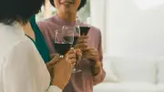 同窓会で昔話しかできないのはなぜ？中年の危機が孤独になる理由