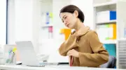 慢性的な首・肩こりの原因は「あご」にあり？ 整体でも改善しない理由