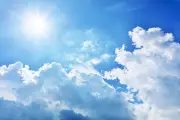夏が暑い理由を科学で解説！太陽の放射力や地球の傾き、大気の影響