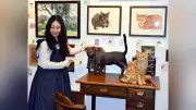 尾道市立美術館で猫の彫刻展、警備員との攻防で有名なケンちゃんとゴッちゃんを木彫りで展示