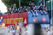 W杯優勝スペイン代表がマドリードで凱旋パレード、200万人が熱狂