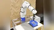 安川電機とソフトバンク、AI搭載ロボットでひも状物の把持に成功