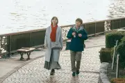 安田章大とのんが兄妹役『平行と垂直』新場面写真公開、結婚話で人生が動き出す