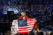YOSHIKI、3度目の頸椎手術から復活 LA公演でスタンディングオベーション