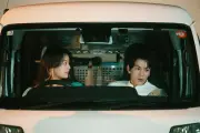箭内夢菜、ベッド上で馬乗り姿勢の大胆演技に反響「最初っから攻めてますねぇ」