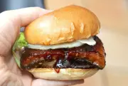 ゼッテリア「うな丼バーガー」2024年も登場！半熟風たまごで進化、白桃フェアも同時開催