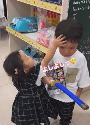 「妹を置いていかない！」冗談に号泣した3歳兄、妹をかばう姿に感動の声殺到