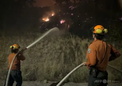 カナダ西部の山火事で80歳女性死亡、2万人避難