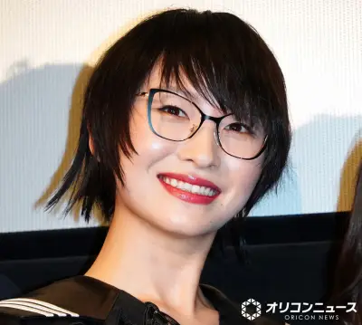 新しい学校のリーダーズSUZUKA、メガネ外しセーラー服脱いだ別人級ショットに絶賛