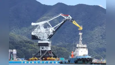 ツルを模した大型クレーン、舞鶴港に登場　地名にちなんだ塗装で新たなシンボルへ
