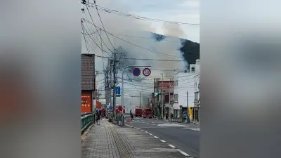 川棚町で解体中の木造建物が燃え、４棟全焼　けが人なし
