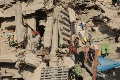 イスラエル軍がガザ地区の複数の住宅を攻撃し13人死亡、ハマスの合意表明にもかかわらず空爆続く