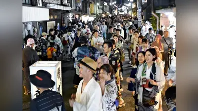 郡上おどり徹夜おどりが始まる 浴衣姿で輪になり手拍子響かせる