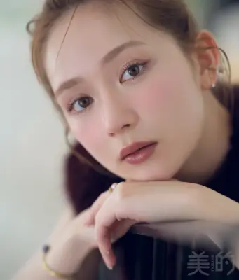畑芽育、『美的』10月号で深色リップ×透明感の秋メイク披露