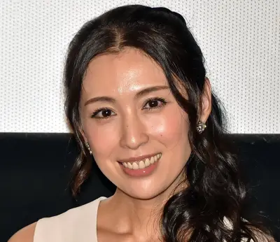 雛形あきこ、22年ぶり写真集に反響 48歳水着グラビア挑戦に絶賛の声