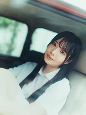 日向坂46最年少・坂井新奈、夏の爽やかグラビアでニコニコ笑顔