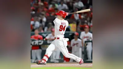 広島、6点差逆転でDeNAに8-7勝利 代打・佐藤啓介がプロ初本塁打で口火