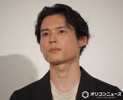 松村北斗＆今田美桜『白鳥とコウモリ』舞台あいさつ 松村が岸善幸監督に「大好きです」、返事に「成立です」