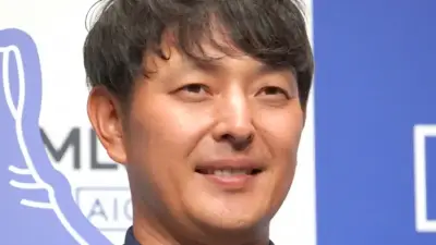 マリナーズ歴代トップ50選出の岩隈久志氏、イチロー氏との記念写真を披露