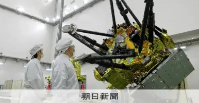 火星の月から砂持ち帰れ、探査機MMXを公開 世界初の挑戦へ