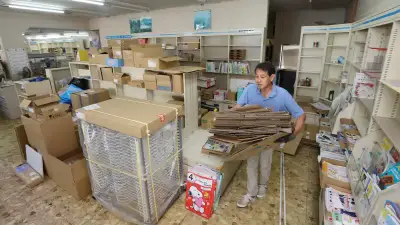 熊本地震から2週間で業務再開、八代の老舗書店が2学期に教材を届ける