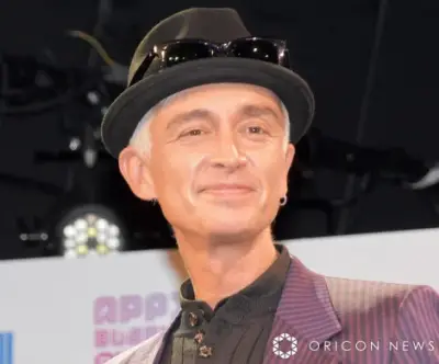マーク・パンサー、亡き父の写真公開「お盆の朝、父ちゃんの夢を見たんよ」