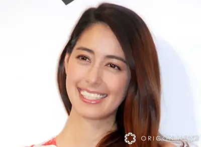 モデル森泉、インスタで豪華別荘のプールアップグレード工事完了を報告 黒ビキニ姿でダイブしてはしゃぐ動画公開