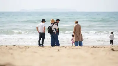 3世代旅行の集合写真に違和感…夫にベッタリな姑を見せつけられた30代女性の複雑な本音