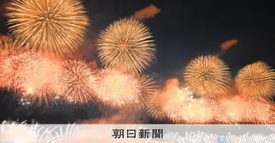 長岡花火が信濃川河川敷で開幕、名物「ナイアガラ」3年ぶり復活、白菊の慰霊、正三尺玉やフェニックスも、有料観覧席も完売
