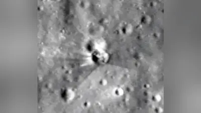 ファルコン９残骸の衝突で月面に幅１８ｍクレーター、ＮＡＳＡが画像公開