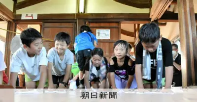 国宝5城で同時に床磨き、478人参加 彦根城は世界遺産登録へ気勢