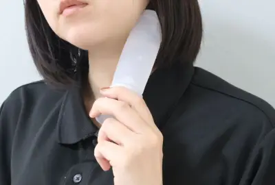 ニトリの氷のうをレビュー！999円で猛暑対策、カラビナ付きでタンブラーやカイロにも