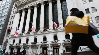 NY株反発、517ドル高 米景気指標受け買い優勢 ナスダックも上昇