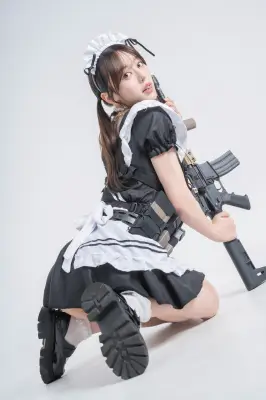 音羽美奈、人生初の雑誌表紙！ミニスカで機関銃構えるサバゲー姿披露