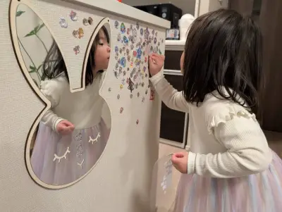 貴重なちいかわシールを壁一面に…3歳児の“無駄遣い”に親は大らか「気楽に遊ぶものです」