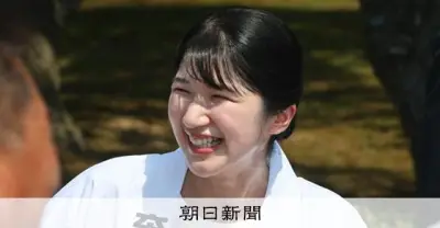 天皇、皇后両陛下の長女愛子さま、式年遷宮に向けた「お木曳行事」に参加　伊勢神宮の川曳を見学し笑顔で綱を引く