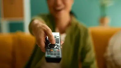 テレビ離れ加速、スマホ世帯保有率が逆転…最新統計で鮮明に
