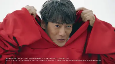反町隆史、『GTO』現場で自分の年齢に驚き 巨大パーカーで家電実験に挑戦する新CM公開