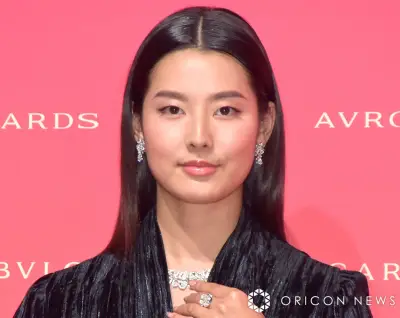 すみれ、美ウエストのぞく個性派トップス姿に反響「センスの塊」「下が気になる」